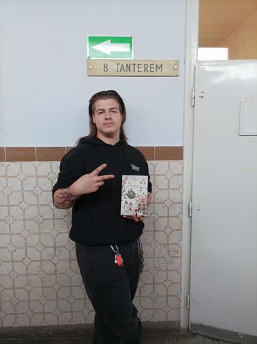 Publikálás a „Farkasszemet nézni a csillagokkal” című antológiában