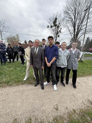 A ballagó diákok tiszteletére ültettek fát Szombathelyen